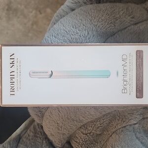NEW sealed,  Trophy Skin Brighten MD Multi-function Eye Face & Neck Tool